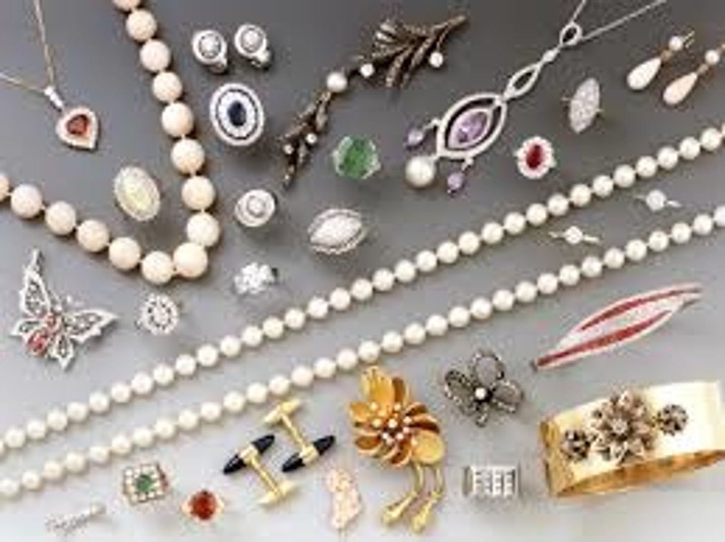 <p>des bijoux (m)</p>