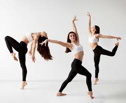 <p>Bailo</p><p>Nosotras bailamos en la boda</p>
