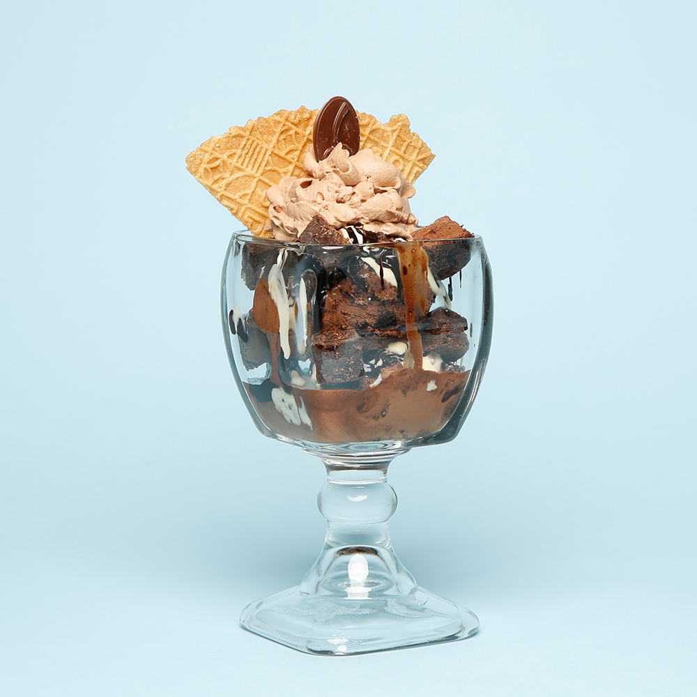 <p></p><ul><li><p>Cocoa Couture Ice Cream</p></li></ul><ul><li><p>Fudge brownies</p></li><li><p>Vanilla cream sauce</p></li><li><p>Dark chocolate sauce</p></li><li><p>Chocolate whip cream</p></li></ul><p></p>