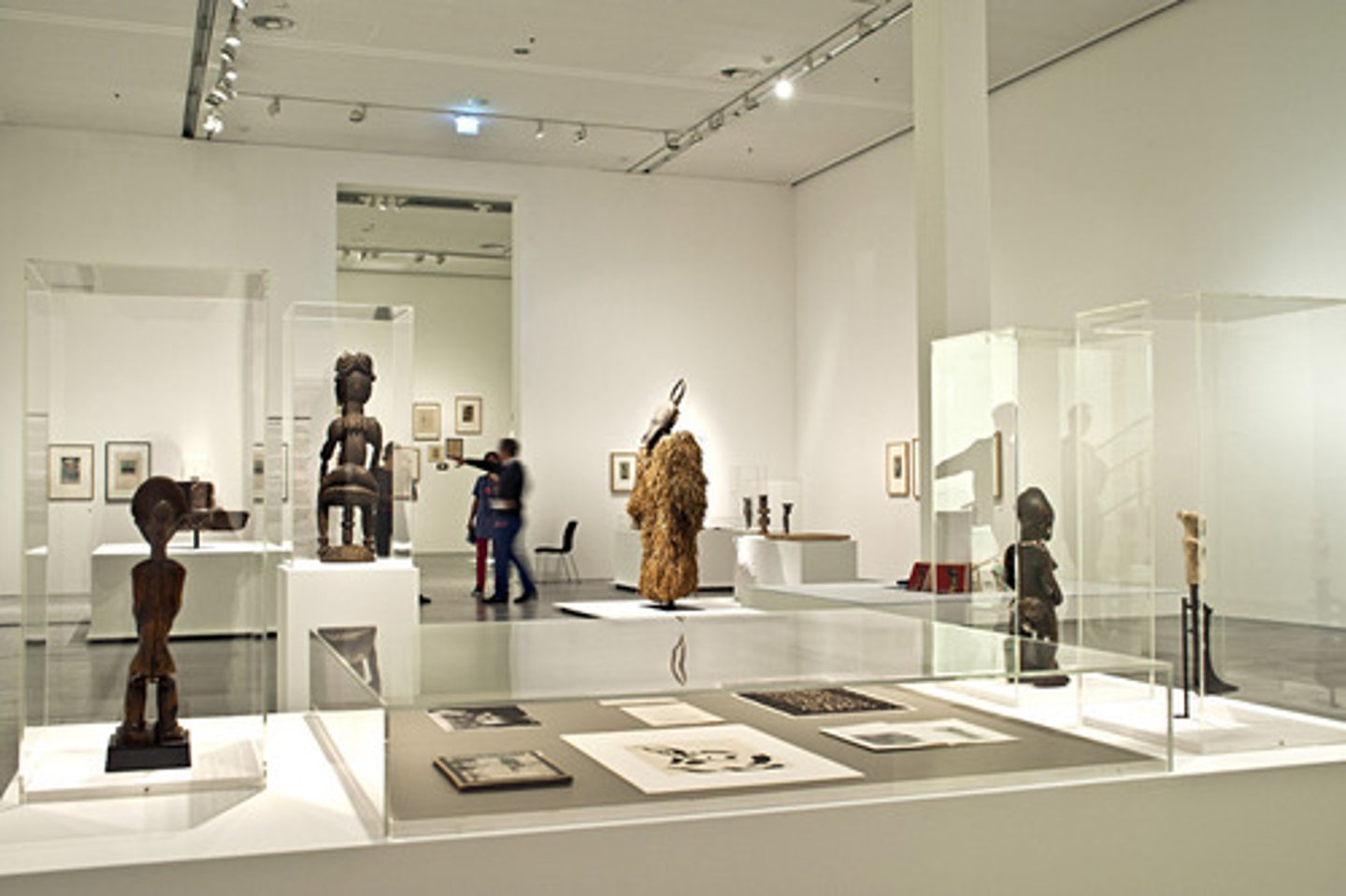 <p>- zestawienie artefaktów dadaistycznych z dziełami pozaeuropejskimi</p><p>- sztuka pozakanoniczna</p><p>- odejście od tradycyjnych mediów wiąże się ze sztuką nieeuropejską, niezinstytucjonalizowaną</p><p>- przedmioty znalezione (ready-made)</p>