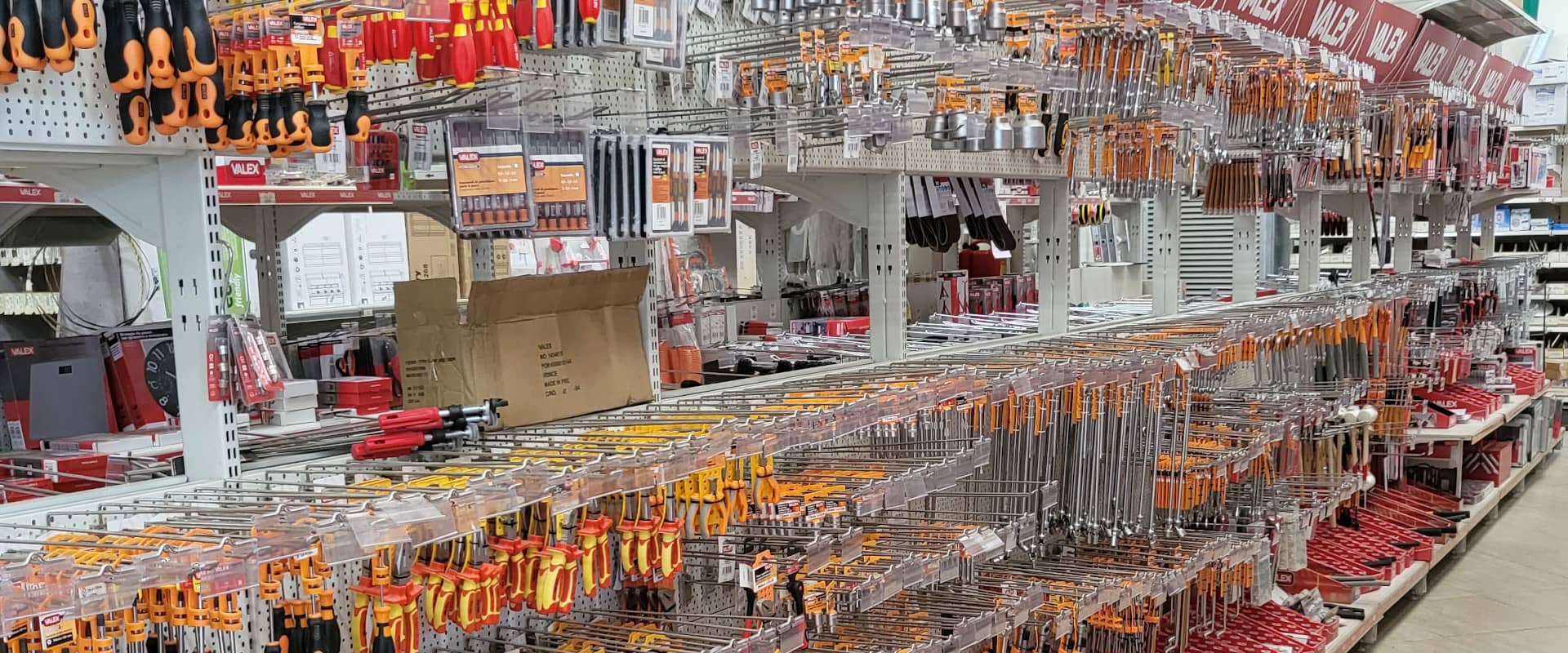 <p>ironmonger's/hardware shop</p>