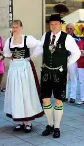 <p>Definition: Eine negative Auswirkung auf etwas haben, dessen Funktion oder Zustand verschlechtern; schädigen, behindern, stören. </p><p>Beispiel: Der starke Regen könnte die Ernte #.</p><p>Die schlechten Festivals können die deutsche Tracht #. </p>
