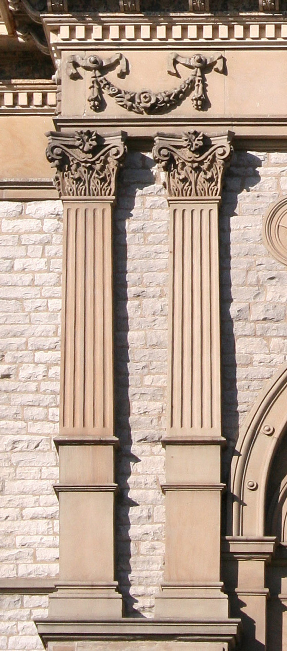 <p><span>Élément architectural, un pilier plat rectangulaire, qui est <strong>partiellement inséré dans un mur,</strong> formant une saillie. </span></p>