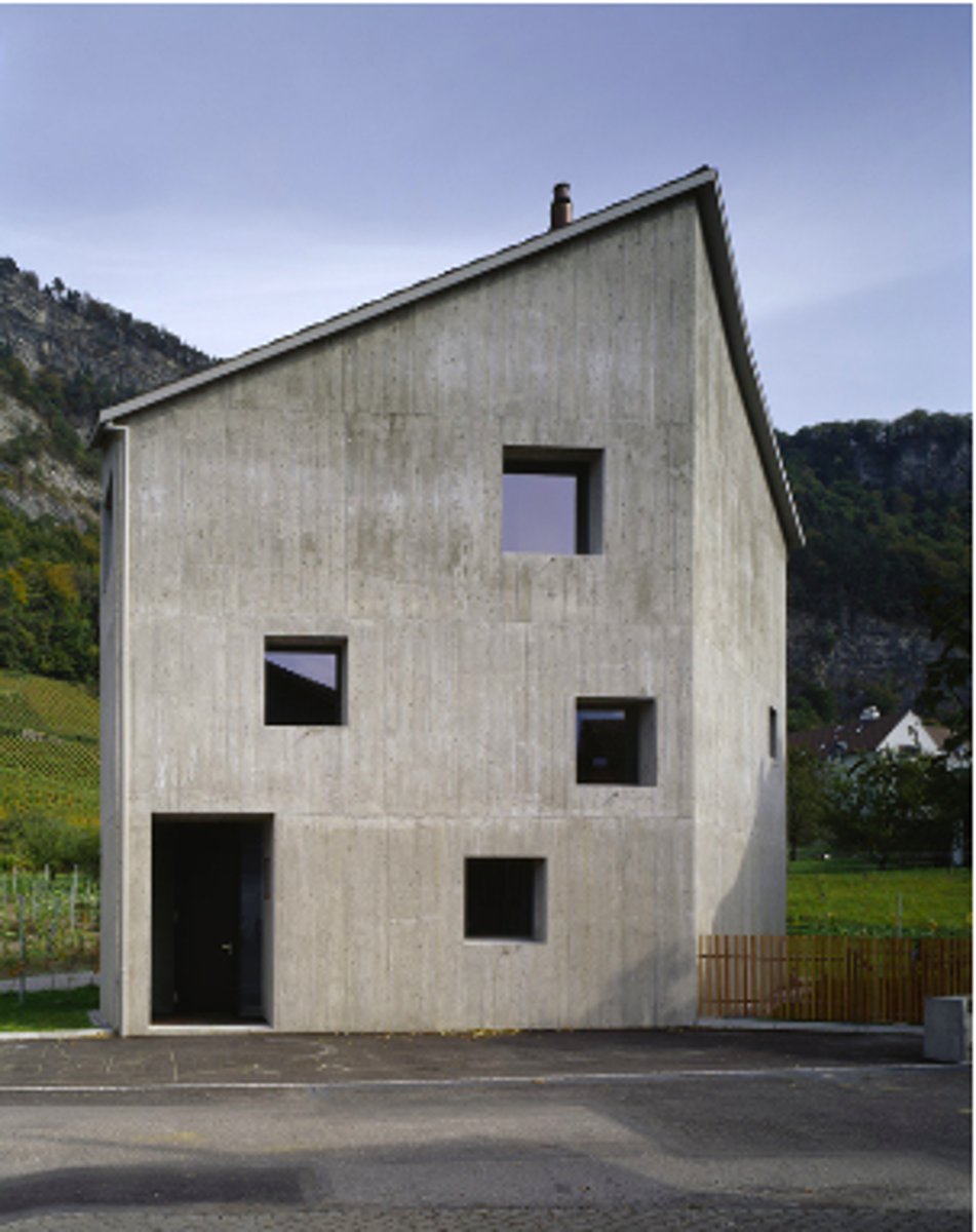<p>INLEIDING</p><p>hybride constructie</p><p>- tektonisch houten dak + massieve betonnen muren (ter plaatse gestort beton, buiten bekisting zichtbaar)</p><p>- geen isolatie, want constructief beton met isolatiekwaliteiten</p>