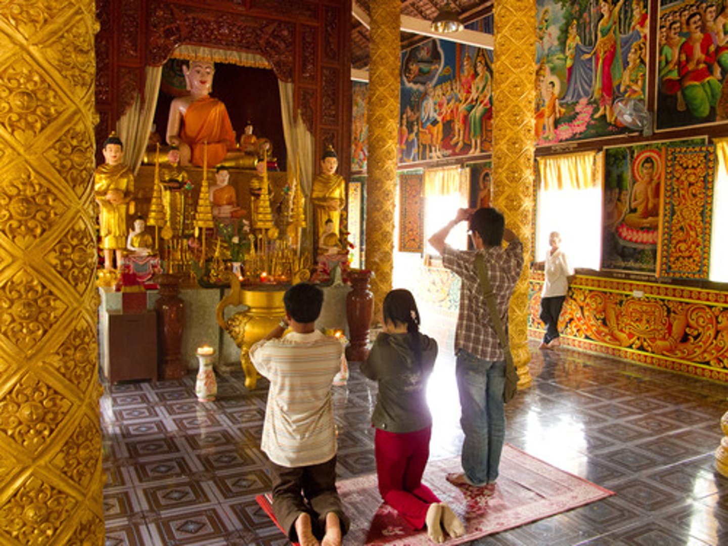 <p>đi chùa để cầu</p>