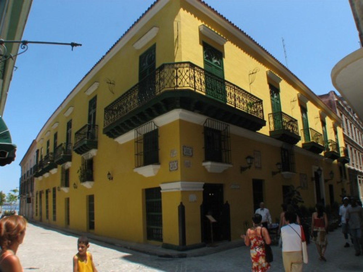 <p>a (street) corner</p>