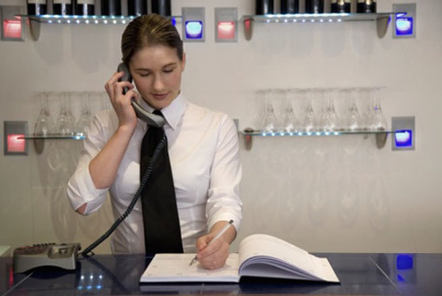 <p>(n) sự đặt chỗ trước</p>