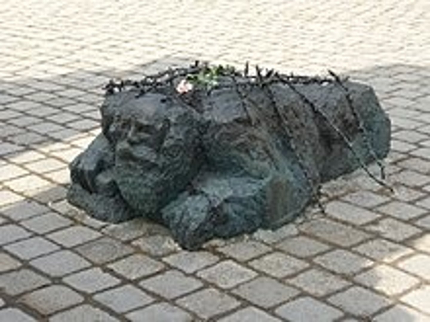 <p>tradycyjny pomnik</p>