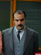 Un surveillant de l'école qui est très sévère. Il aime dire "Regardez-moi dans les yeux"