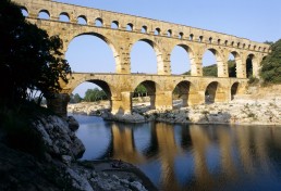 <p>small arches at top, big arches at bottom</p>