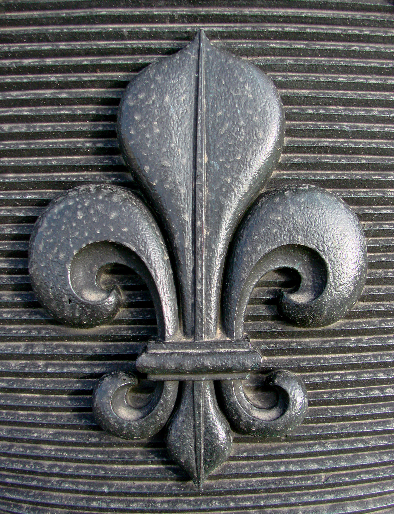 <p><span style="background-color: rgb(255, 255, 255); font-family: bwModellica, &quot;bwModellica Fallback&quot;; font-size: 16px; color: rgb(9, 37, 34);">fleur-de-lis</span></p>