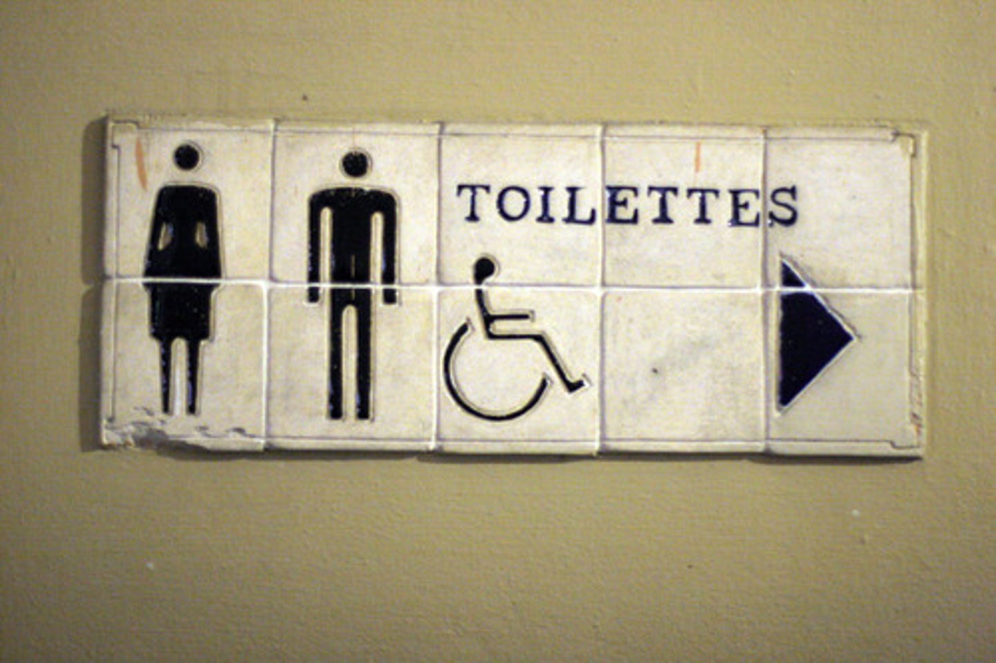 <p>Puis-je aller aux toilettes ? / Est-ce que je peux aller aux toilettes ?</p>