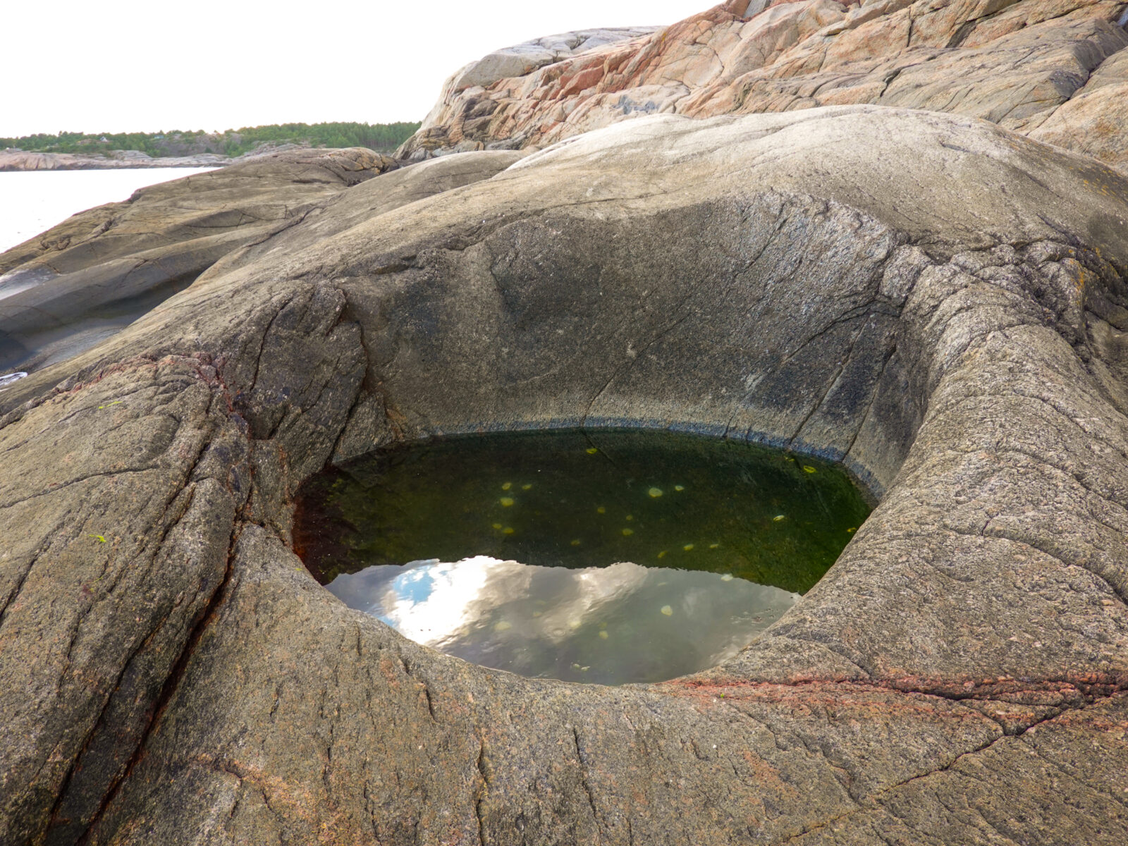 <p>Glatt, sylindrisk fordypning i bergoverflaten, dannet ved sliping (abrasjon) med en eller flere steiner eller grovt sediment (grus, stein, blokk) når store vannmengder settes i bevegelse. En jettegryte er vanligvis dypere enn den er bred, og store jettegryter kan være flere meter dype.</p>