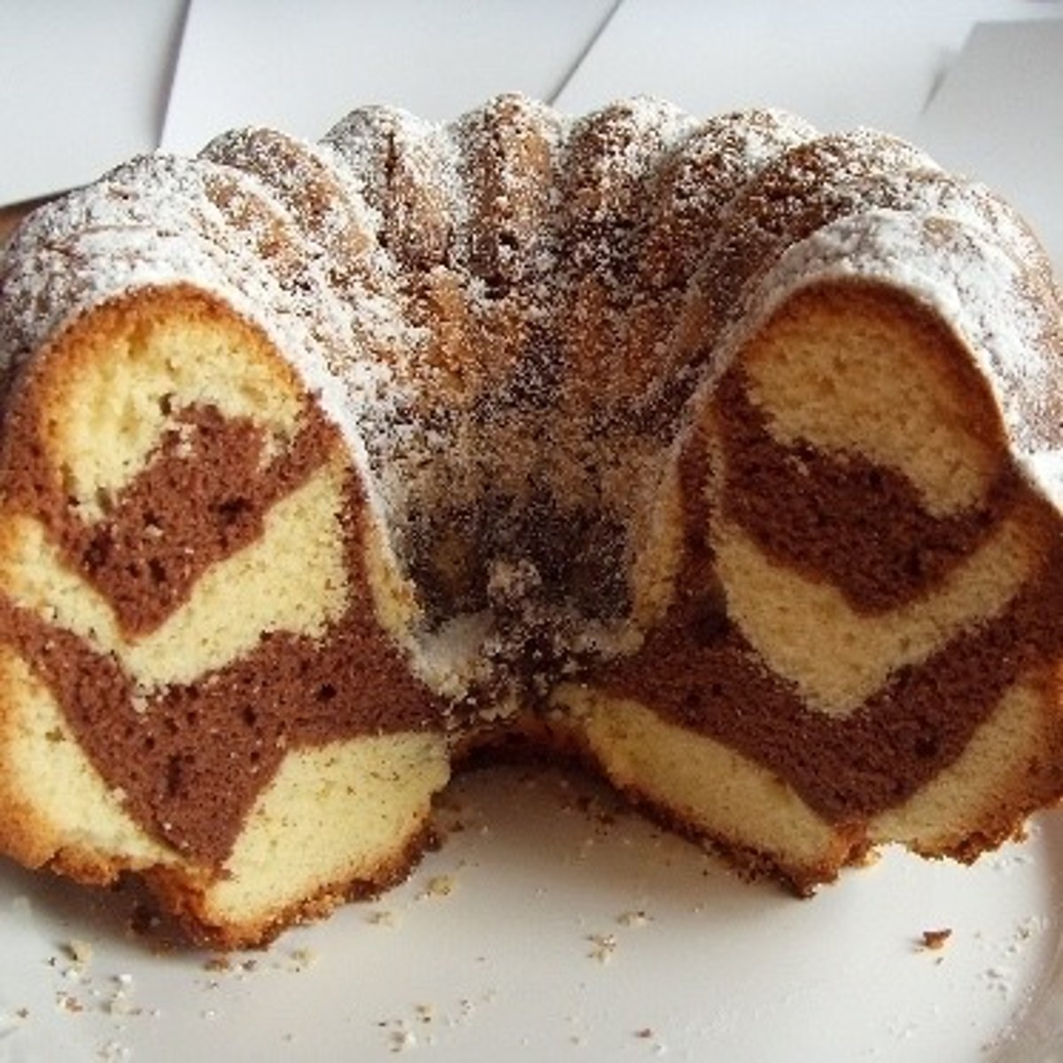 <p>Ein trockner Kuchen mit Vanille- und Schokoladengeschmack</p>