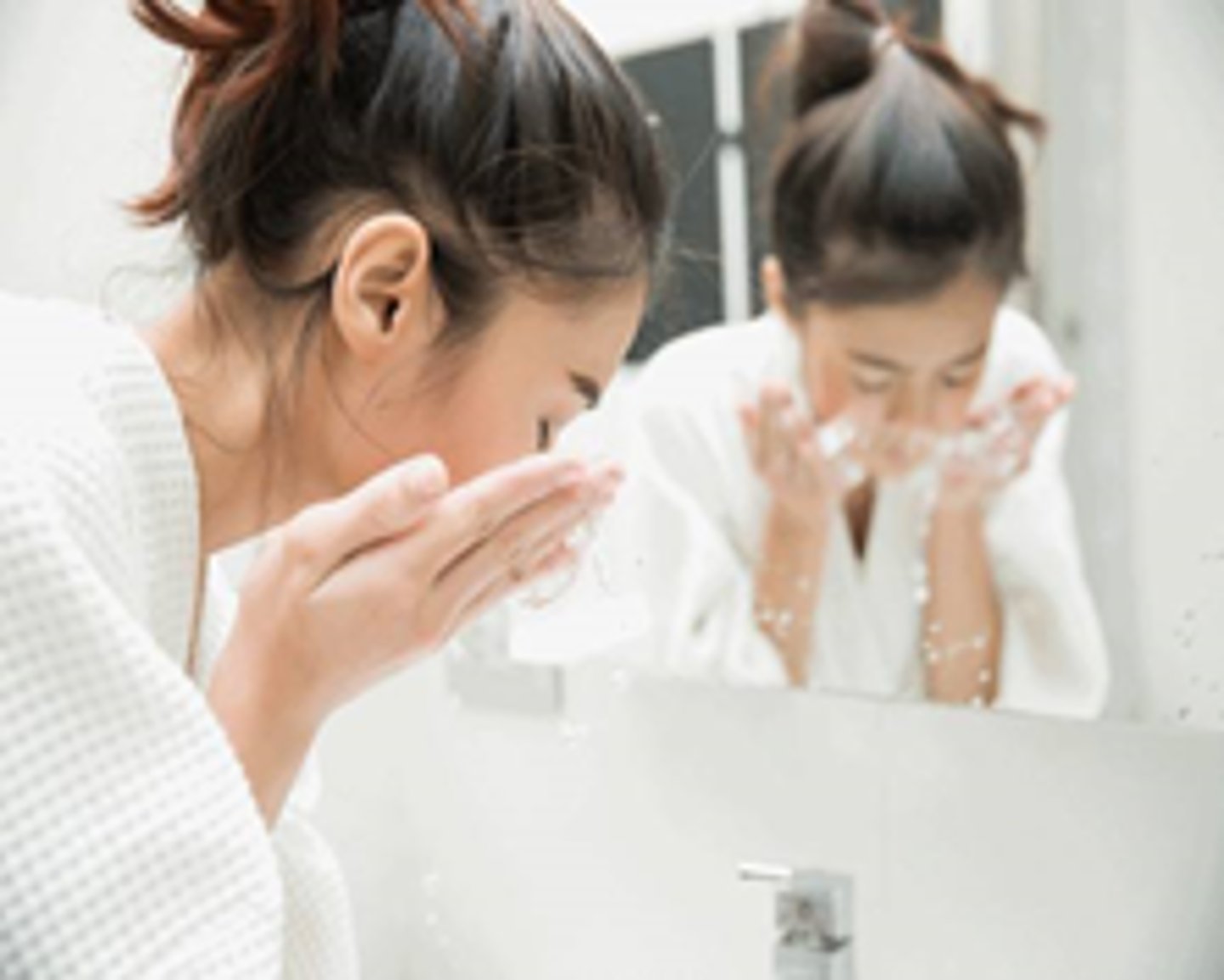<p>to wash one's face</p>