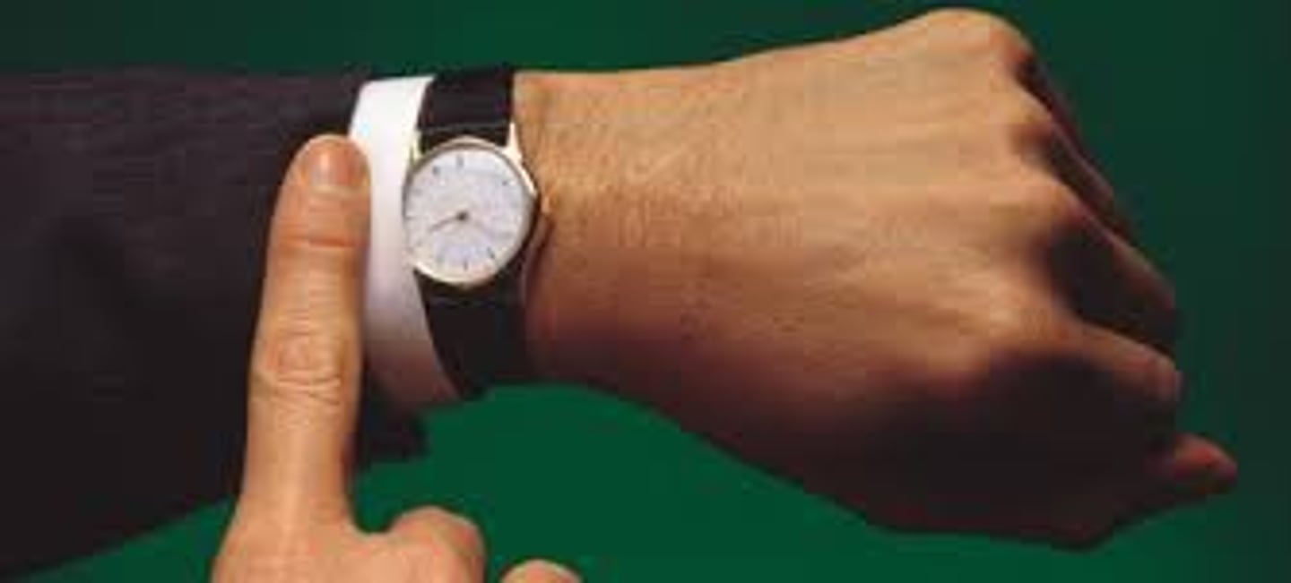 <p>đúng lúc, đúng giờ</p>