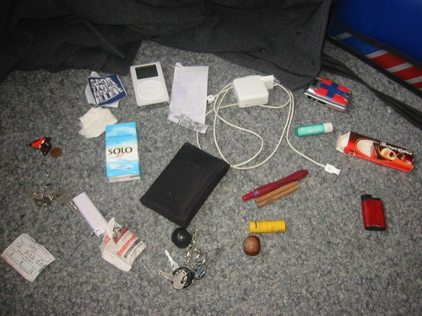 <p>вещи, предметы, имущество (неформально). Example: We have too much (...) in our house that we don't even use.</p>