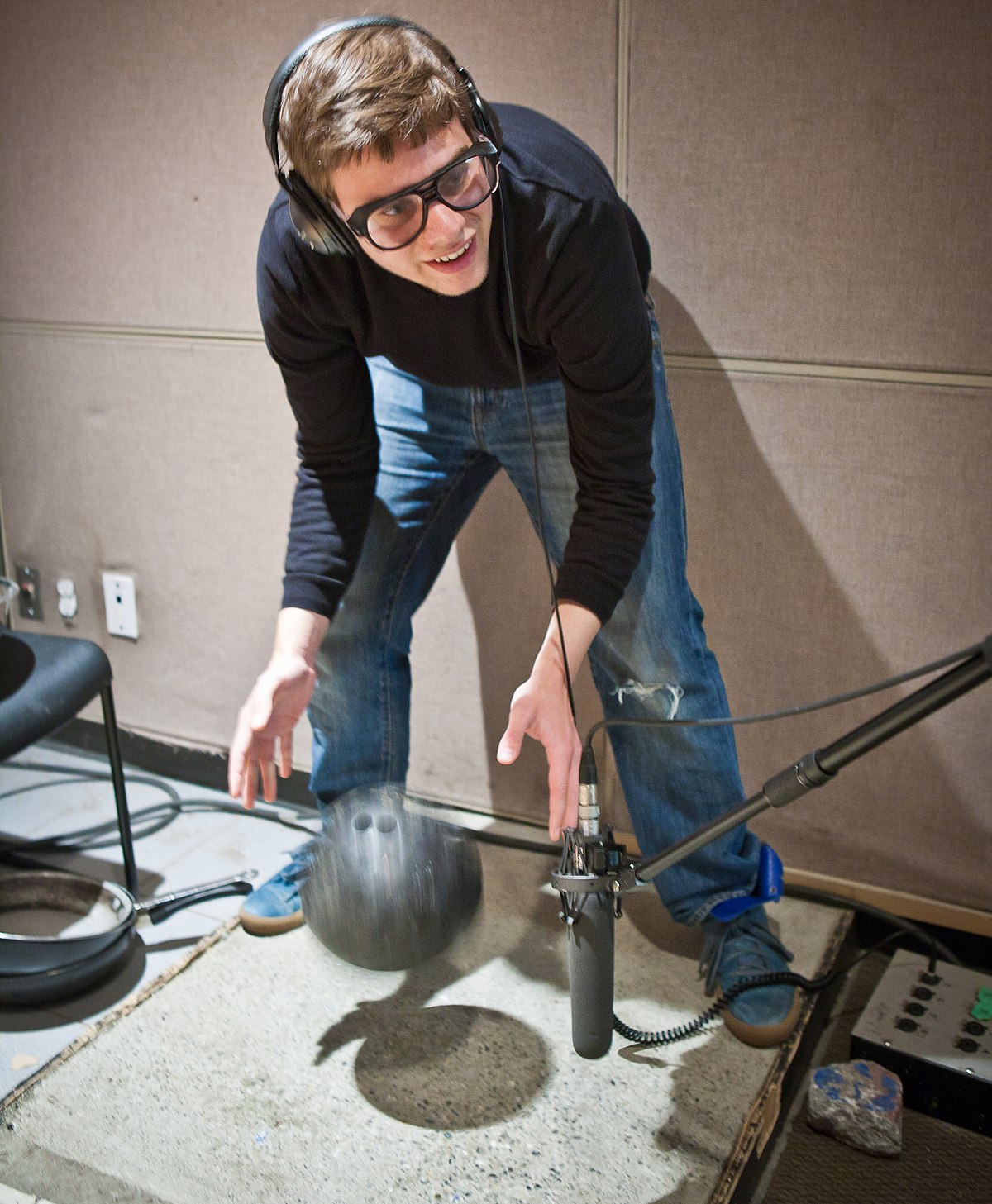 <p>A member of the sound crew who generates live synchronized sound effects</p>