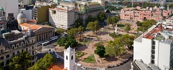 <p>-La plaza públicia más antigua de Buenos Aires</p><p>-Central para la historia, la política, y las protestas Argentinas.</p><p>-Hogar de La Casa Rosada y La Catedral de la Santísima Trinidad</p>