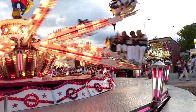 une baraque foraine, une attraction, un numéro de cirque, a sideshow