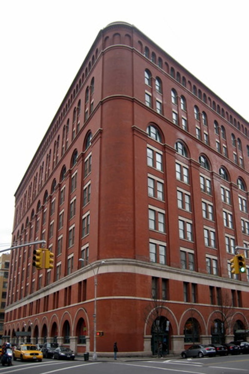 <p>(high) building, edifice</p>