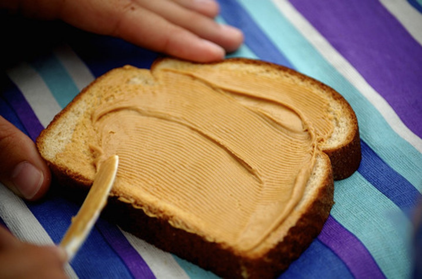 <p>to spread, to butter</p>