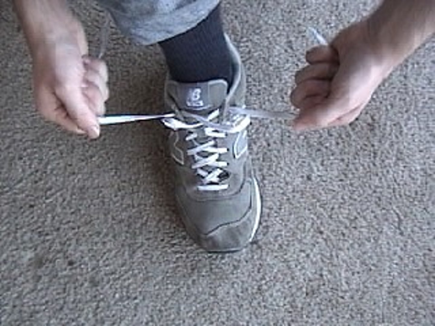 <p>to lace up (shoes, corset)</p>