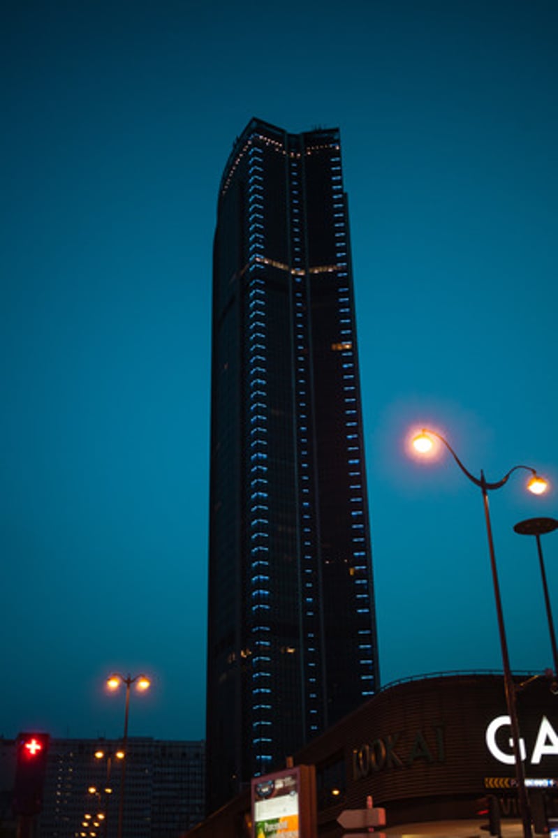 <p>C'est un gratte-ciel. C'est le bâtiment le plus haut de Paris.</p>