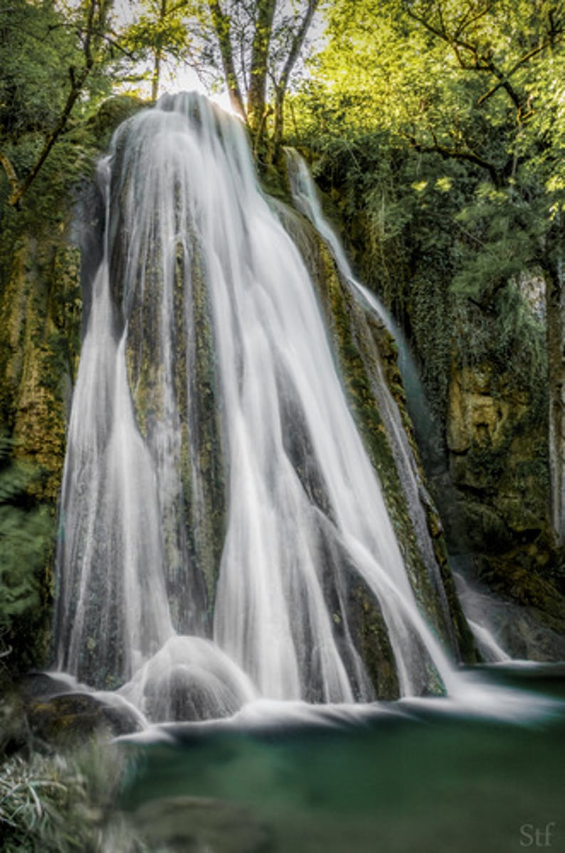 <p>waterfall, falls</p>