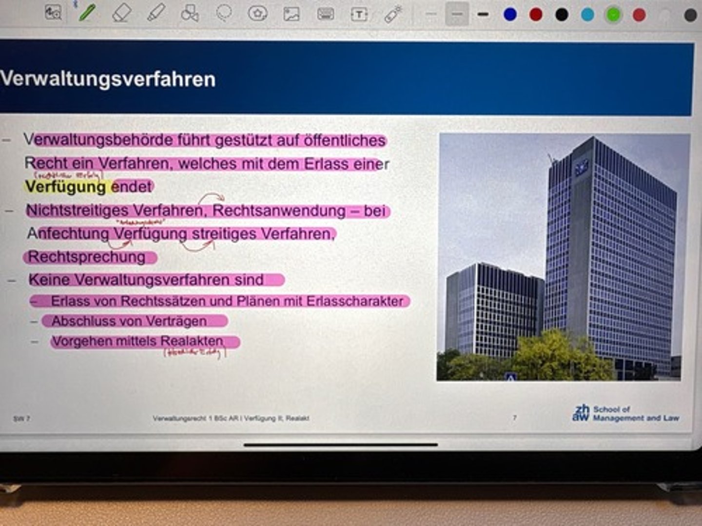 <p>-Verwaltungsbehörde führt gestützt auf öffentliches Recht ein Verfahren, welches mit dem Erlass einer Verfügung(zielt auf rechtlichen Erfolg) endet.</p><p>-nichtstreitiges Verfahren, Rechtsanwendung - bei Anfechtung der Verfügung streitiges Verfahren, Rechtsprechung</p><p>-Keine Verwaltungsverfahren sind:</p><p>Erlass von Rechtssätzen und Plänen mit Erlasscharakter</p><p>Abschluss von Verträgen</p><p>Vorgehen mittels Realakten(zielt auf tatsächlichen Erfolg)</p>