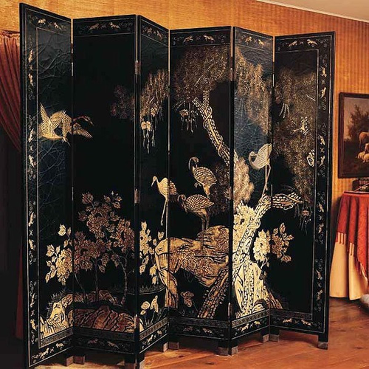 <p>chinese wooden folding coated in dark lacquer painted in gold and varied colors. made for europeans; created and discontinued during the late 17th century</p>