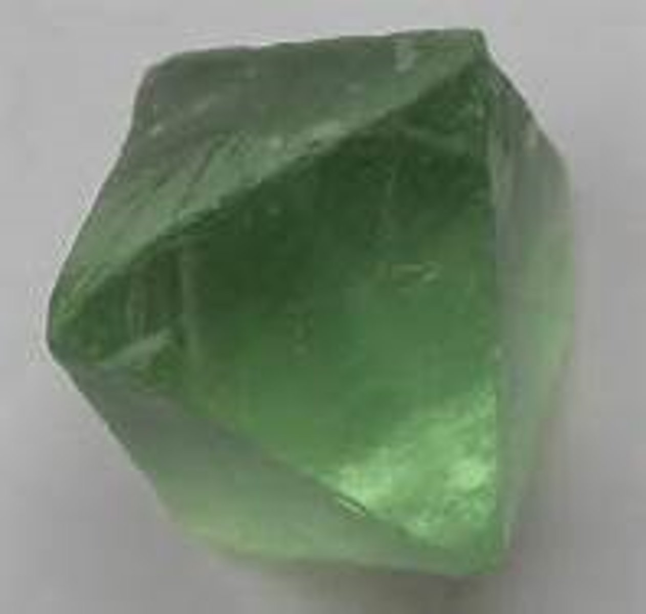 <p>-Green color<br>-Translucent<br>-Non metallic<br>-Hardness 4<br>-White streak</p>