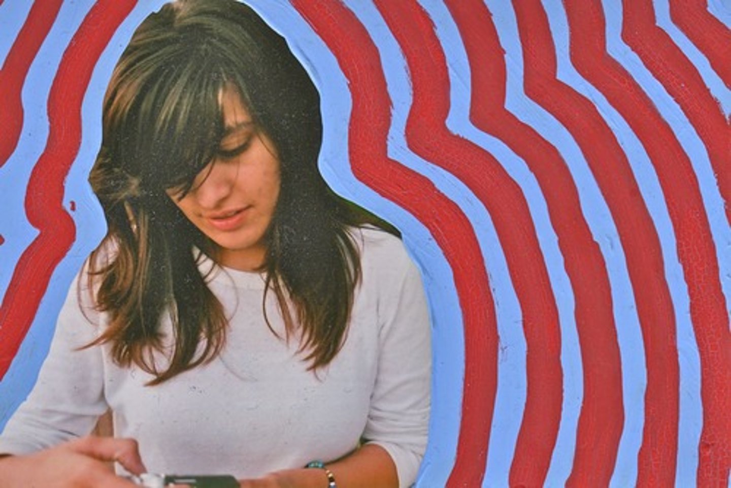 <p>phát ra, thể hiện ra (tính cách, tinh thần)</p>