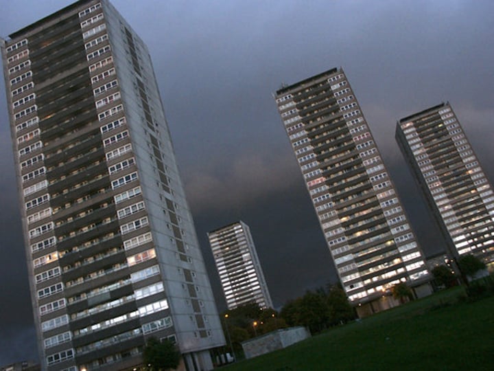 <p>hoogbouw, een appartementsgebouw</p>