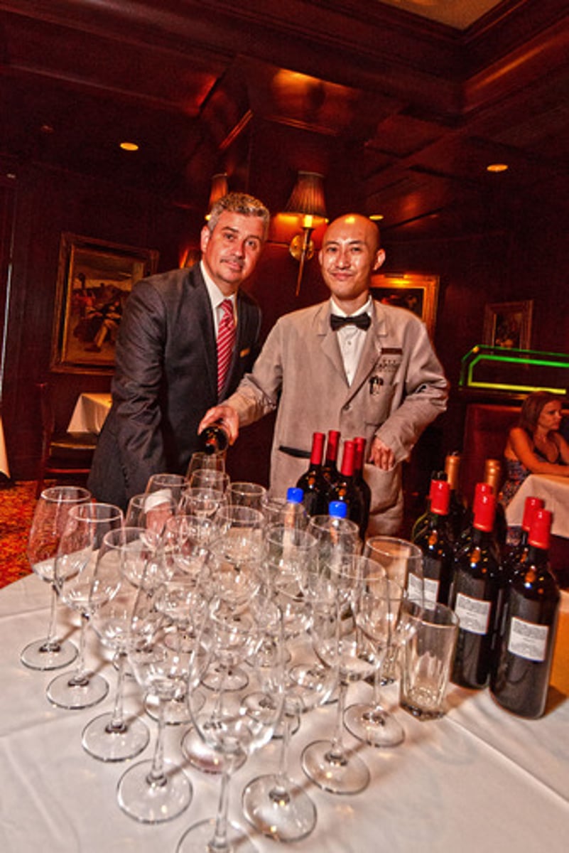 <p>rất hào phóng | Ex: A munificent donation.</p>