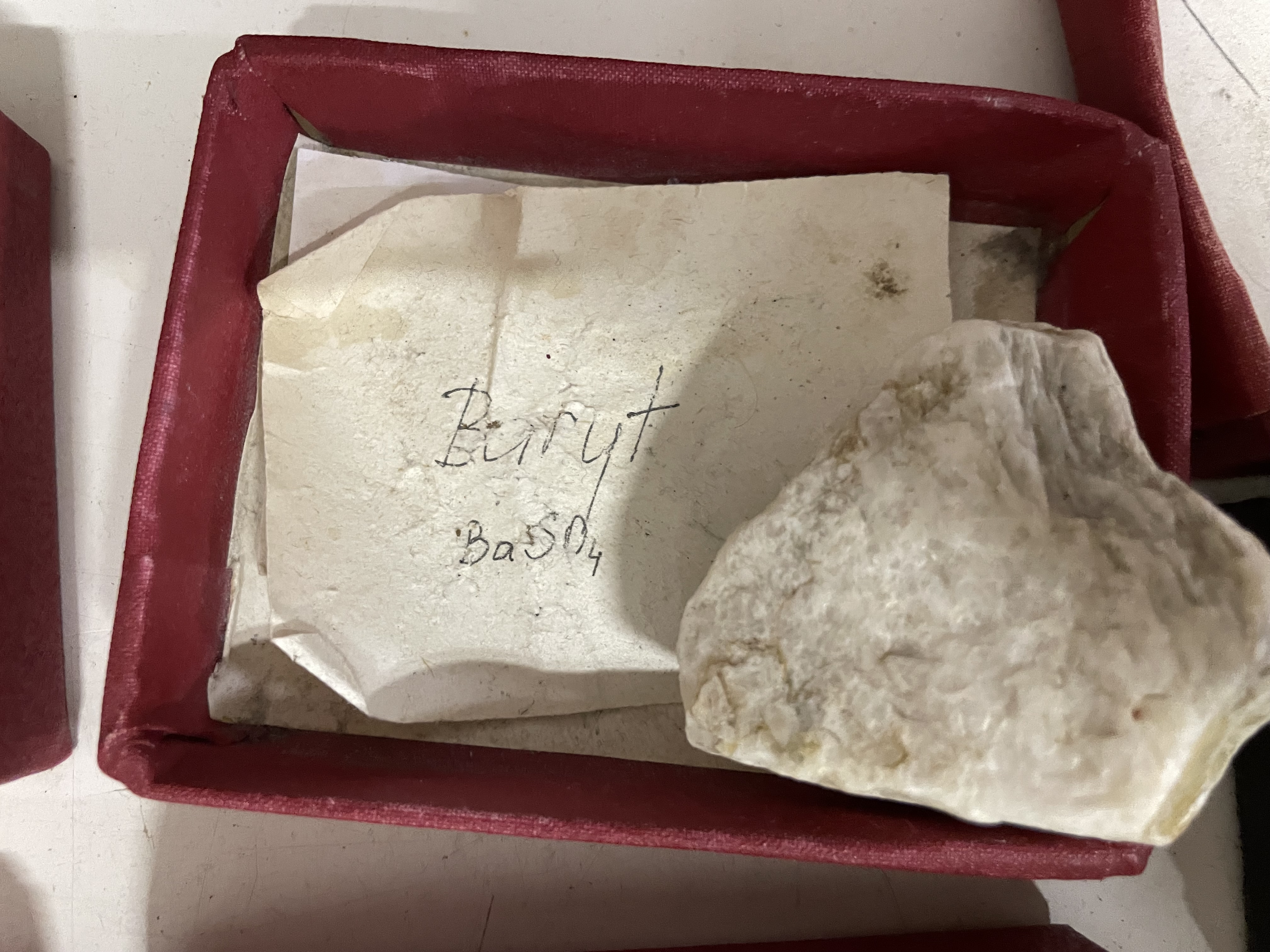 <p>baryt - BaSO4 - siran</p>