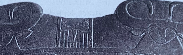 <p>What do the hieroglyphs spell on the top right of of the palette? </p>