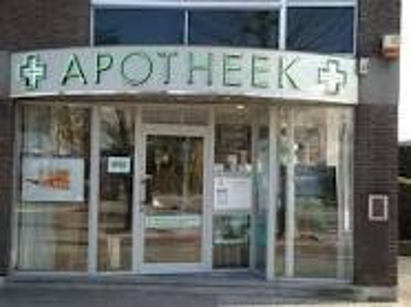 <p>Na mijn bezoek aan de dokter fietste ik direct naar _______ voor mijn pillen. | NL: De winkel waar je officiële medicijnen kunt ophalen of kopen. | EN: The pharmacy</p>
