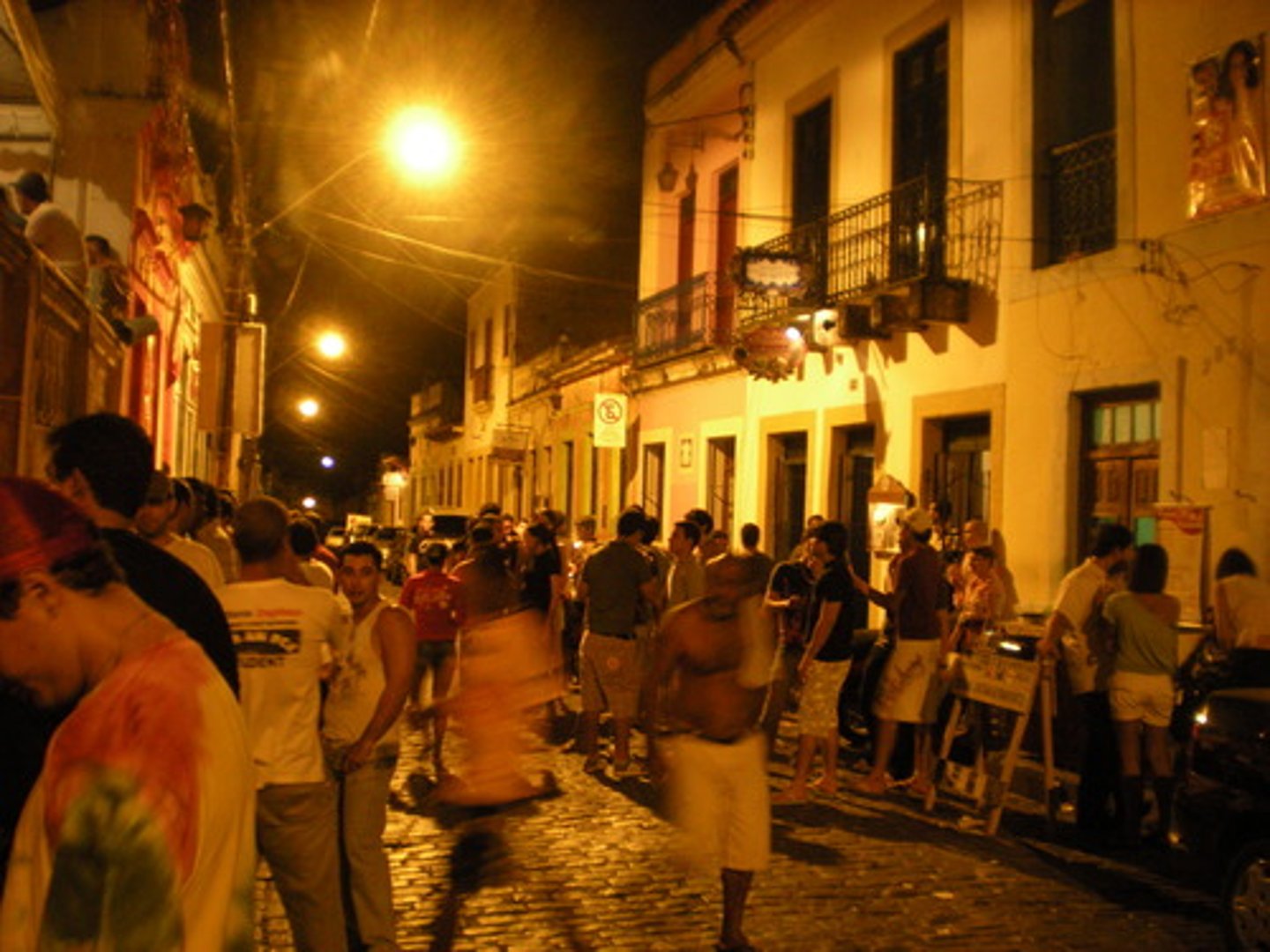 <p>cuộc sống về đêm nhộn nhịp với câu lạc bộ và quán bar</p>