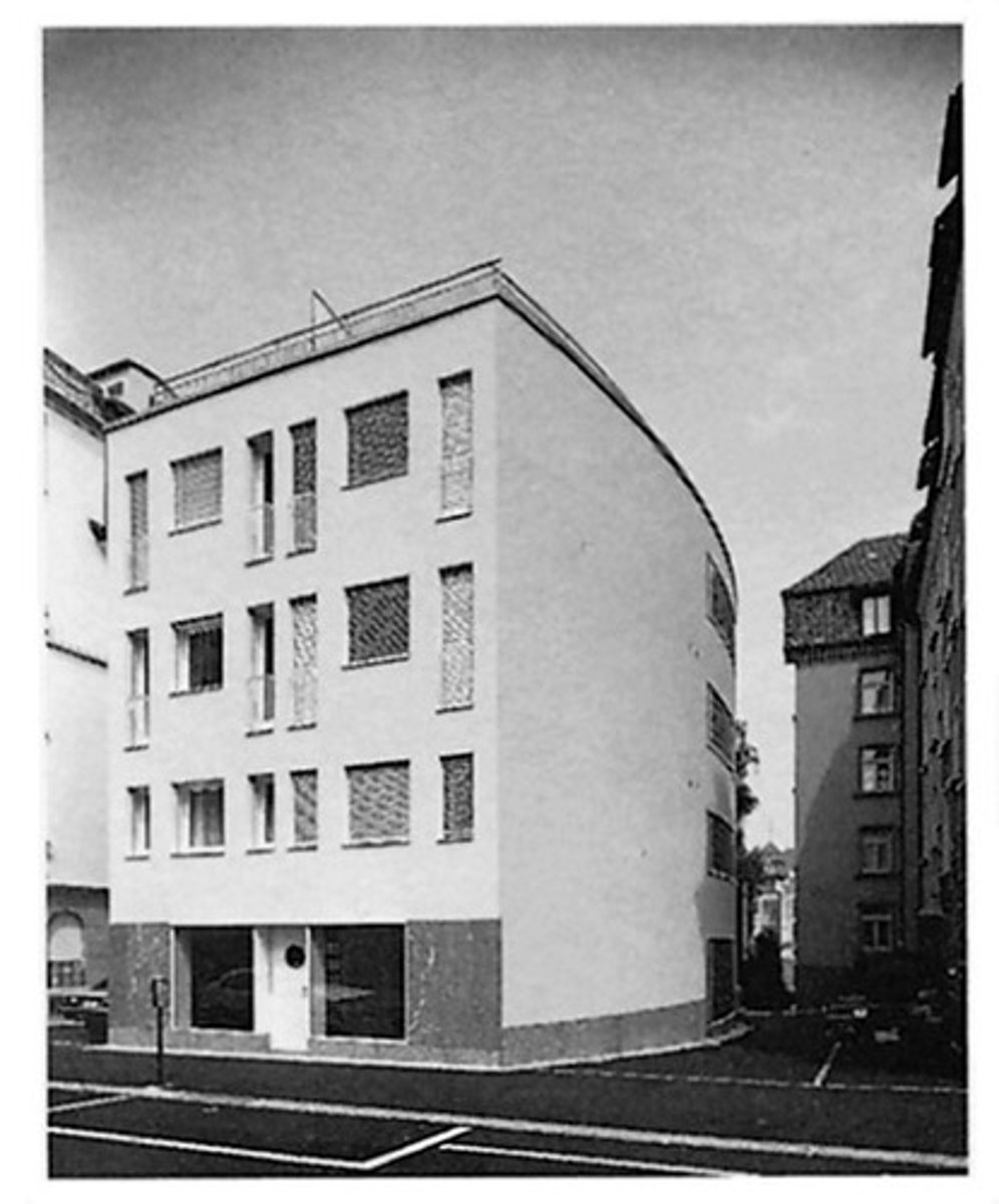 <p>FUNDERING/PLINT</p><p>- stenen plint (1 verdiep hoog)</p><p>- aandacht vr 'belangrijke' gevel -> zo weet je meteen ook wr ingang is</p>