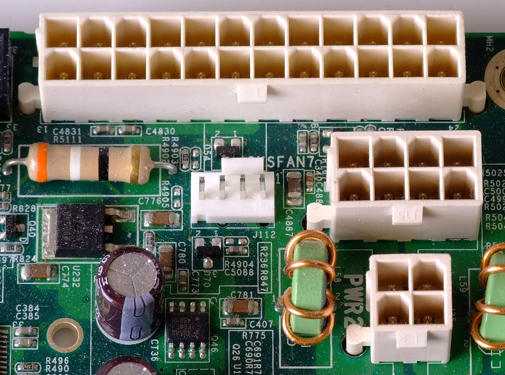 <p>The top white connector in this picture has a function of________.</p>