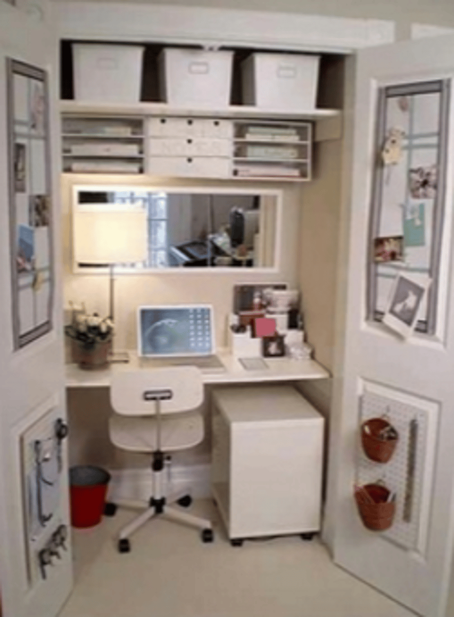 <p><span><em>(informal)</em></span></p><ol><li><p><span>​<em>(especially British English)</em></span> <span>(of a room or a building)</span> <span>too small; without much space</span></p><p><span>synonym <strong><u>cramped</u></strong></span></p><ul><li><p><span><em>a _ little room</em></span><em>.</em></p></li></ul></li></ol><p></p>