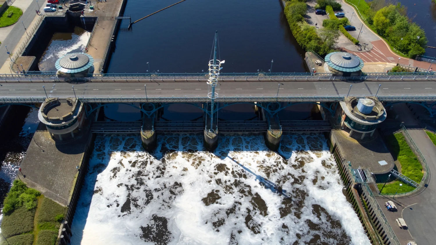 <p>- lowers the water levels during high tides &amp; storm surges</p><p>- increases the water quality as it does not mix with tidal salt water, keeping it fresh &amp; clean</p>