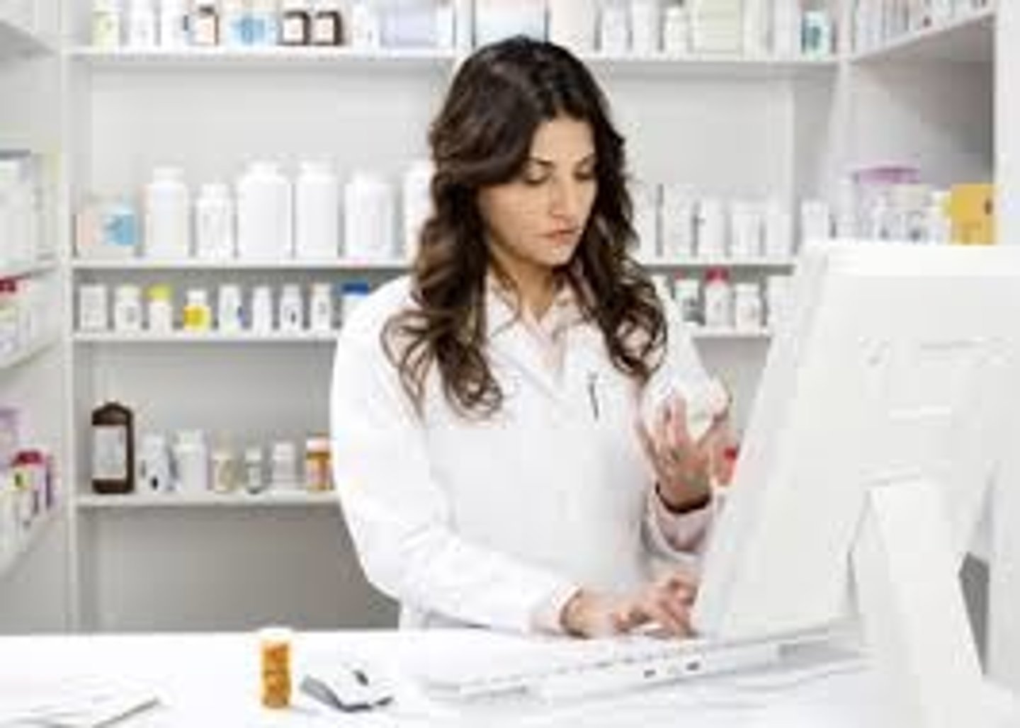 <p>a pharmacist (female)</p>