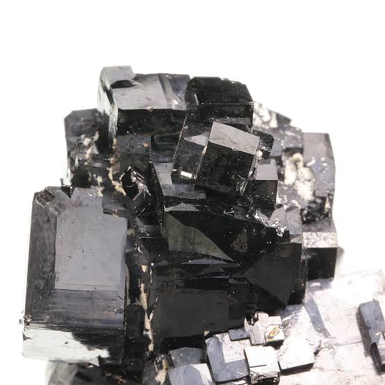 <p>Mineral habit that displays faces meeting at 90-degree angles due to underlying crysta structure</p>