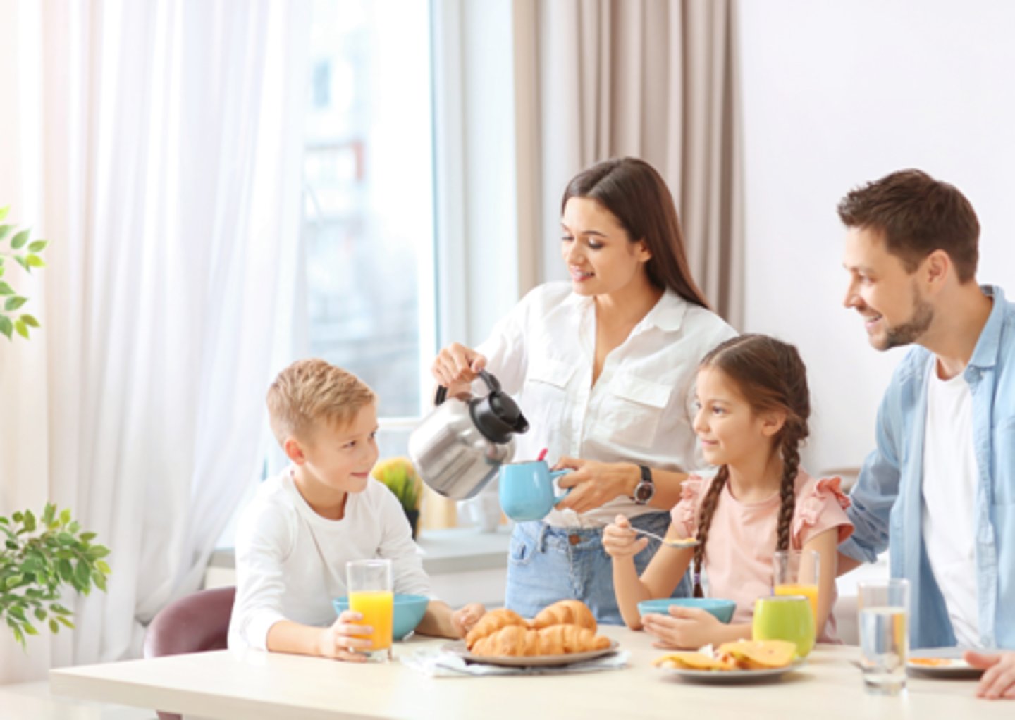 <p>have the first meal of the day with others at the same time</p><p>On Mother's Day, we always ___________ with Mum to start the day with something tasty.</p>