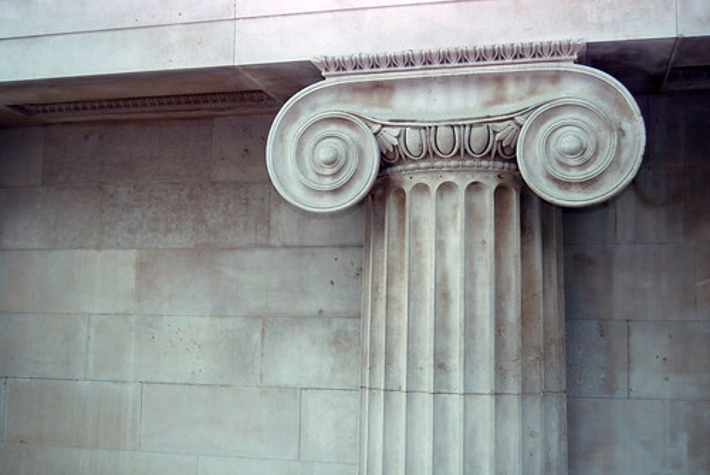 <p>This is a Greek column with short, fluted shafts and scroll-like decorations on its capital.</p>