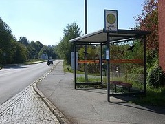 <p>la parada de autobús</p>