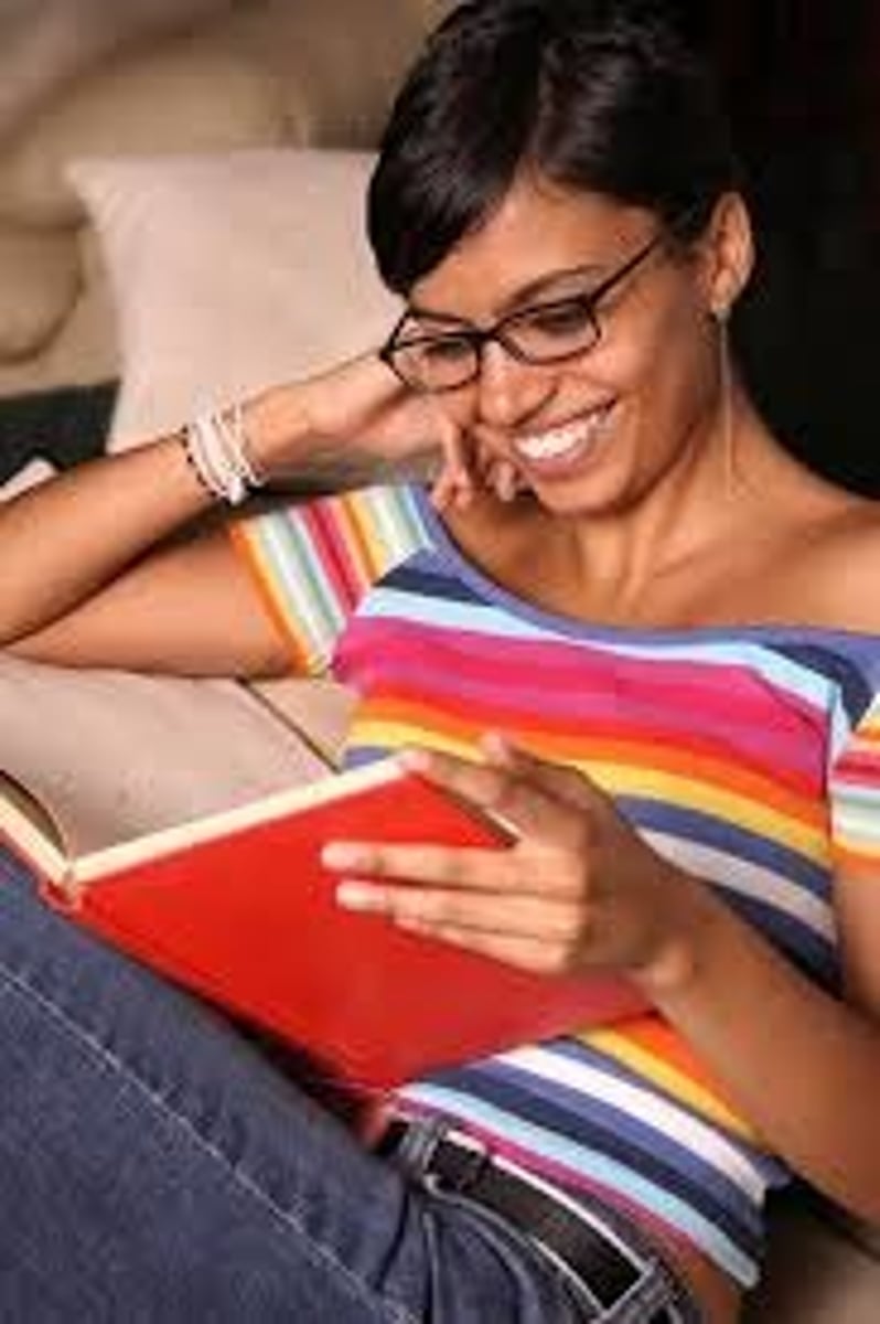 <p>/dɪˈraɪv/</p><p>- có được điều gì đó</p><p>- bắt nguồn từ</p><p>ex: - She derives great pleasure from reading books.</p><p>- Many English words derive from Latin.→ Nhiều từ tiếng Anh bắt nguồn từ tiếng Latin.</p>