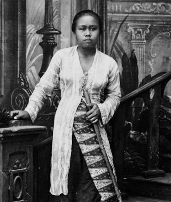 <p><strong>Kebaya Panjang</strong></p>